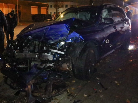 Auto vliegt uit de bocht en veroorzaakt ravage